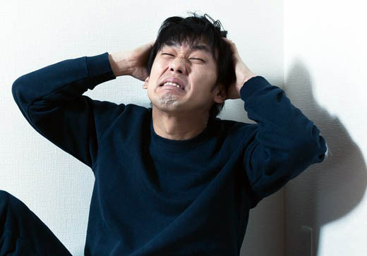 マッチングアプリに不満を持つ男